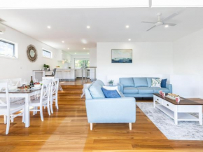Noemis Place 7 Cromarty Road water views and boat parking available in the driveway, Soldiers Point